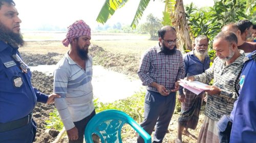 সবুজ ফসলের মাঠ। যেখানে কৃষকের স্বপ্ন বোনা থাকে ধান আর ঘামের বিনিময়ে সেই ফসলি জমির বুক চিরে ভেকু দিয়ে মাটি কাটার দৃশ্য আর নীরবে সহ্য করেনি প্রশাসন। 