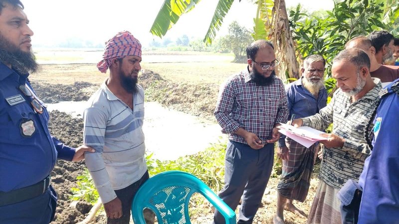 সবুজ ফসলের মাঠ। যেখানে কৃষকের স্বপ্ন বোনা থাকে ধান আর ঘামের বিনিময়ে সেই ফসলি জমির বুক চিরে ভেকু দিয়ে মাটি কাটার দৃশ্য আর নীরবে সহ্য করেনি প্রশাসন। 